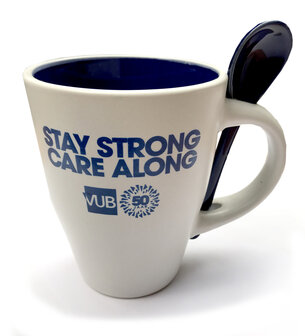 Koffiemok met lepeltje wit/blauw 'Stay strong care along'