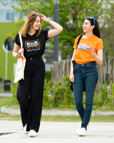 T-shirt zwart en oranje al wandelend